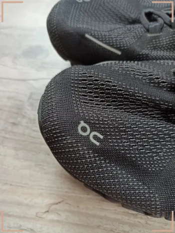 Used Lightweight On Running Chaussure de course noire taille 44 bike — image 4 of 9