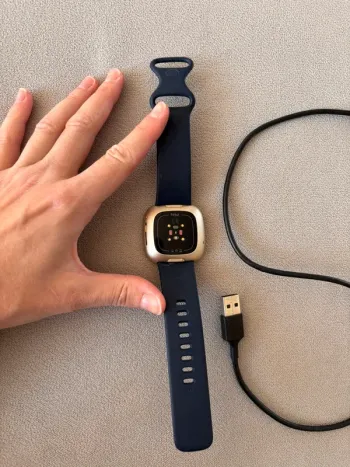 Fitbit Versa 3 bike usato — immagine 2 di 2