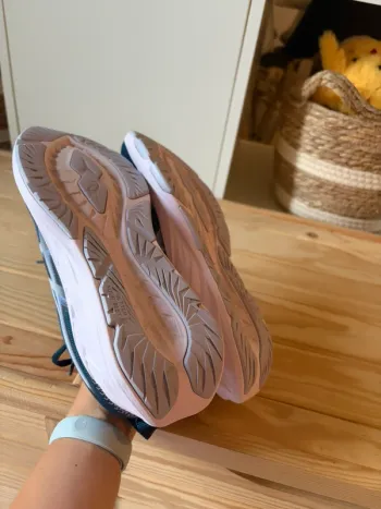 Used Asics Novablast 4 bike — image 2 of 3