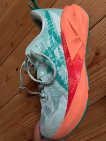 Used Asics Novablast 5 bike — image 2 of 5