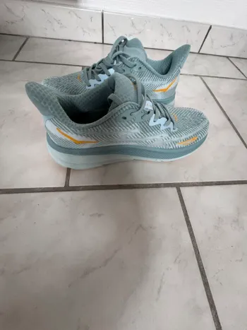 Tweedehands Hoka Clifton 9 bike — afbeelding 2 van 4