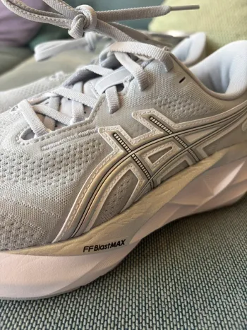 Used Asics Novablast 5 ATC bike — image 3 of 7