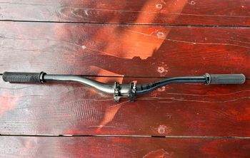 Używany Oneup 35mm rise DH bar + Truvativ Descendant direct mount DH stem + Peaty’s grips 2025 bike