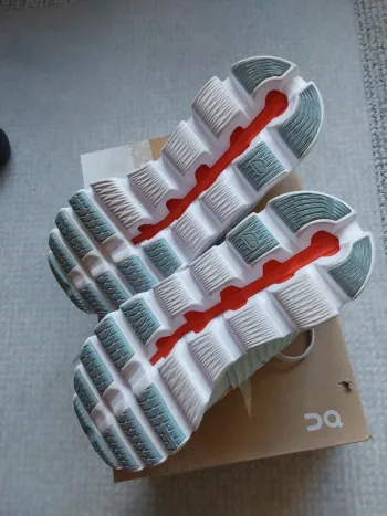 Tweedehands On Running On Cloud Turnschuhe Größe 37, 5 bike — afbeelding 2 van 6