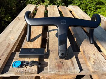 Použité Black Inc Integrated Aero Barstem AB02 360x140 2023 bike