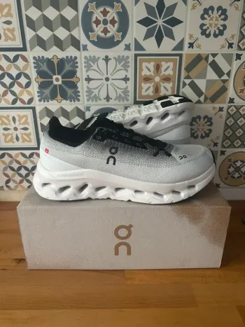 Gebrauchtes On Running On Shoes size 42 bike