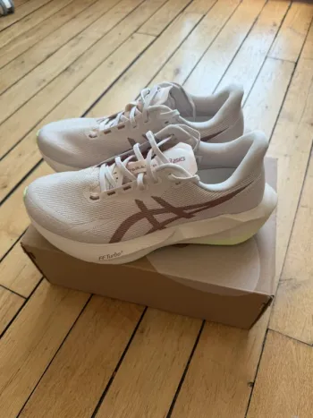 Używany Asics Novablast 6 bike — zdjęcie 2 z 2