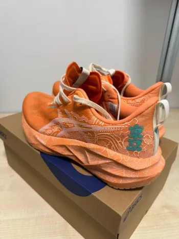 Używany Asics Novablast 5 Tokyo bike — zdjęcie 2 z 11