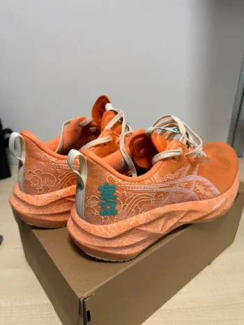 Używany Asics Novablast 5 Tokyo bike — zdjęcie 3 z 11