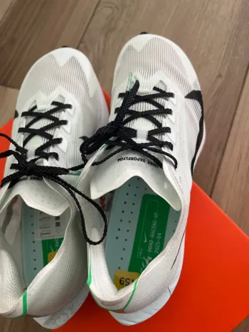 Used Nike ZoomX Vaporfly Next% 4 bike — image 7 of 10