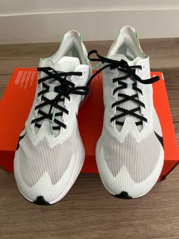 Used Nike ZoomX Vaporfly Next% 4 bike — image 5 of 10