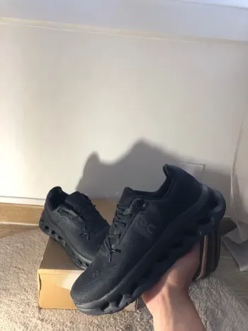 Käytetty On Running Shoes bike