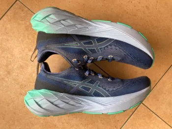 Używany Asics Novablast 4 bike — zdjęcie 4 z 8