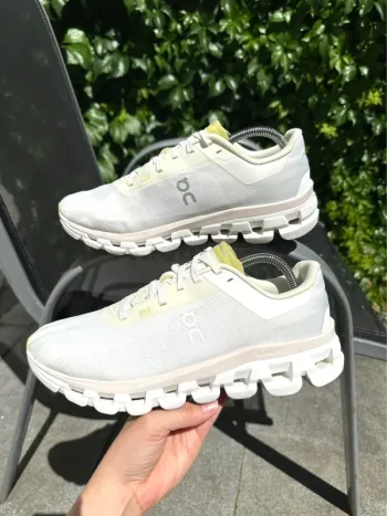 Used White Cloud Flow 4 bike — image 2 of 9