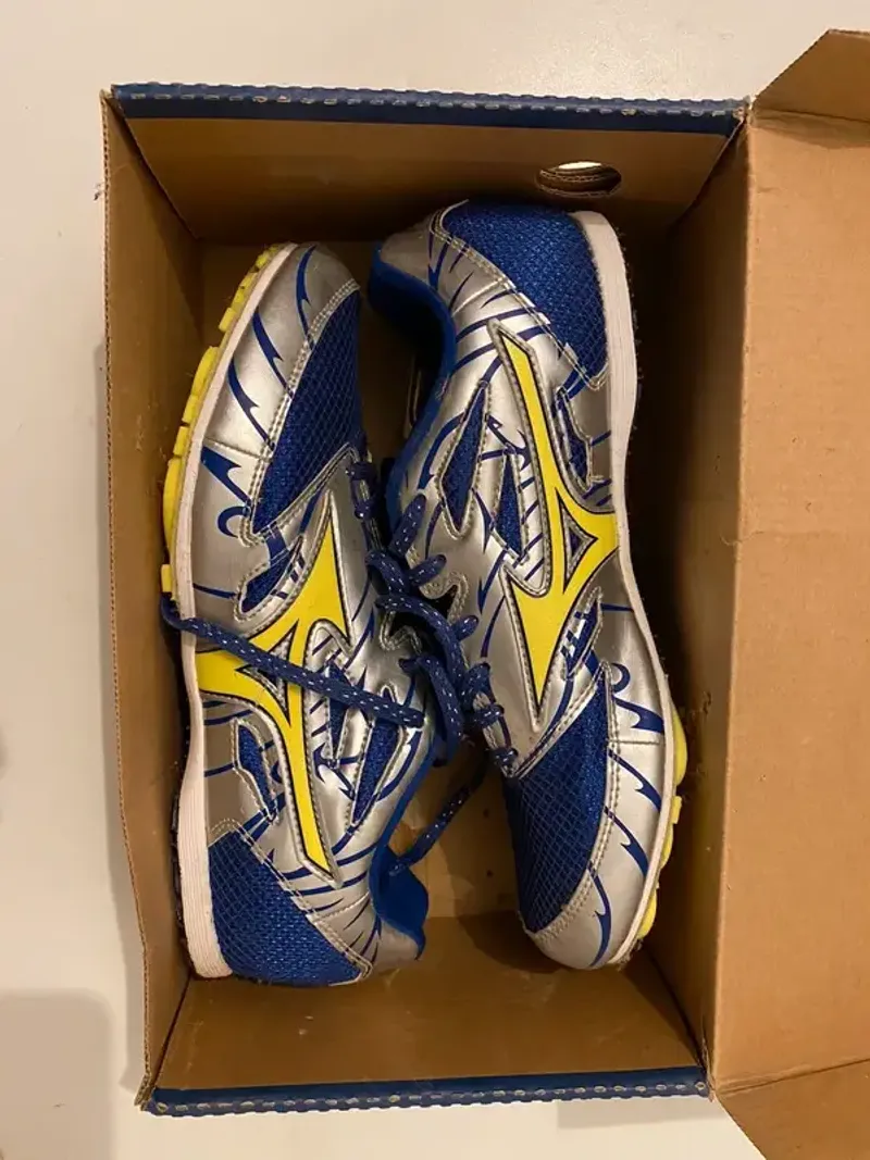 Used Mizuno Tempo MD 2011 Running Shoes