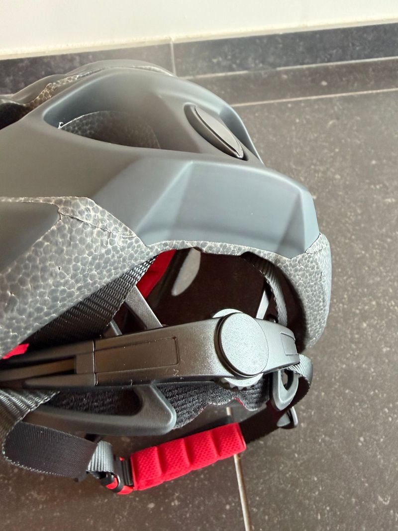 Tweedehands POC Cycling Helmet bike — afbeelding 10 van 11