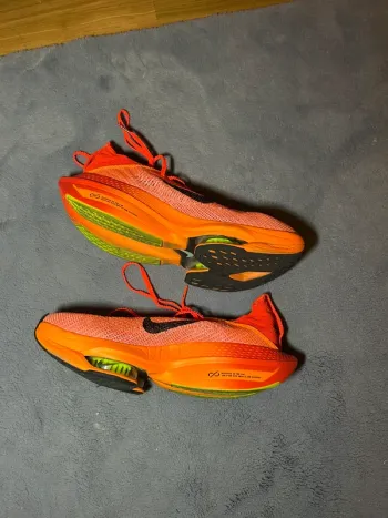 Used Orange Nike Laufschuhe bike — image 2 of 4
