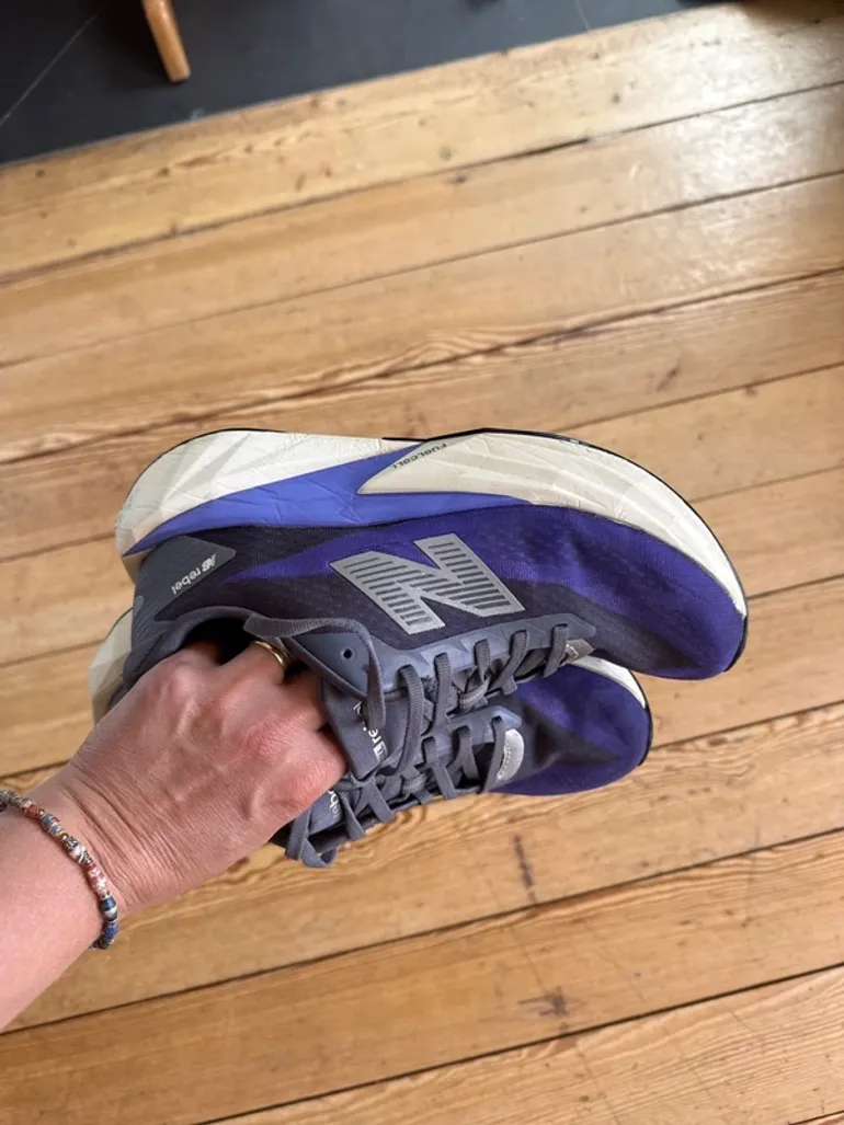 Tweedehands New Balance FuelCell Rebel bike — afbeelding 3 van 5