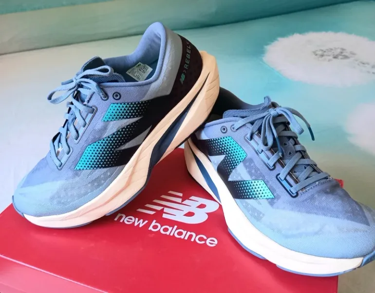Używany New Balance FuelCell Rebel v4 bike — zdjęcie 2 z 6