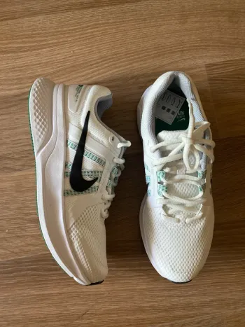 Brugt Nike running shoes bike