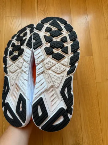 Used Hoka Arahi 6 bike — image 10 of 11