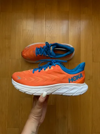 Hoka Arahi 6 bike usato