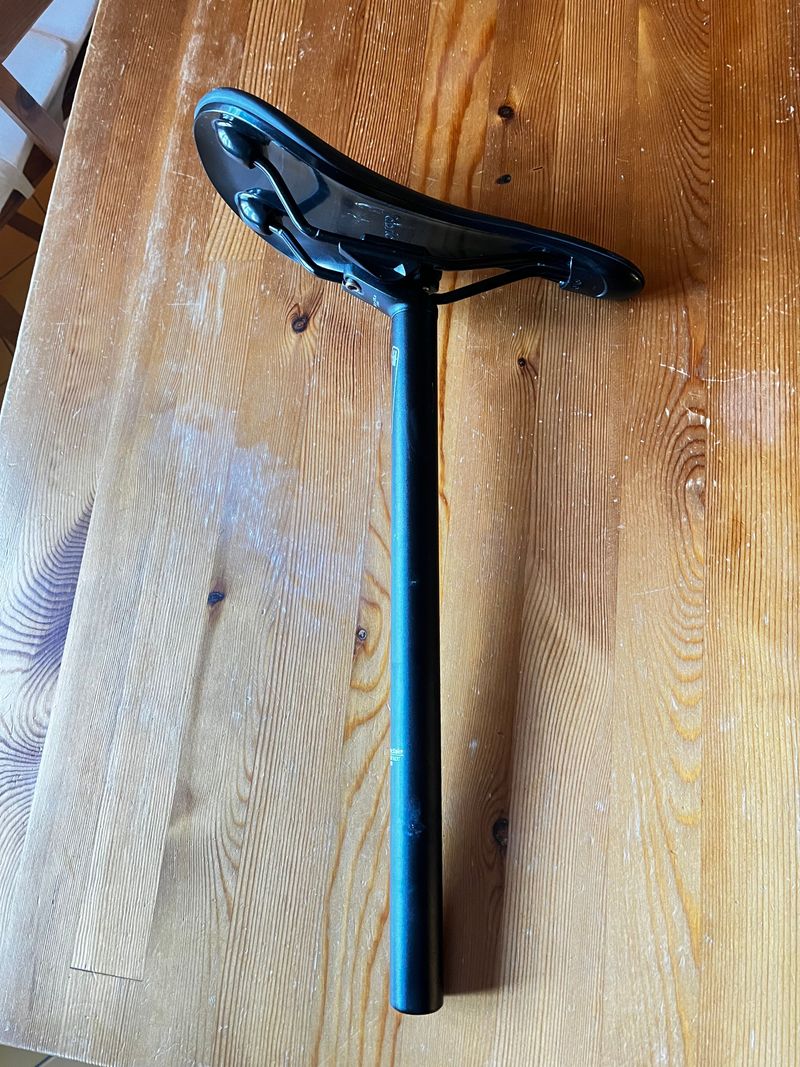 Used Fabric Scoop Flat Elite and Cannondale C3 seatpost 2021 Saddles & Seatposts