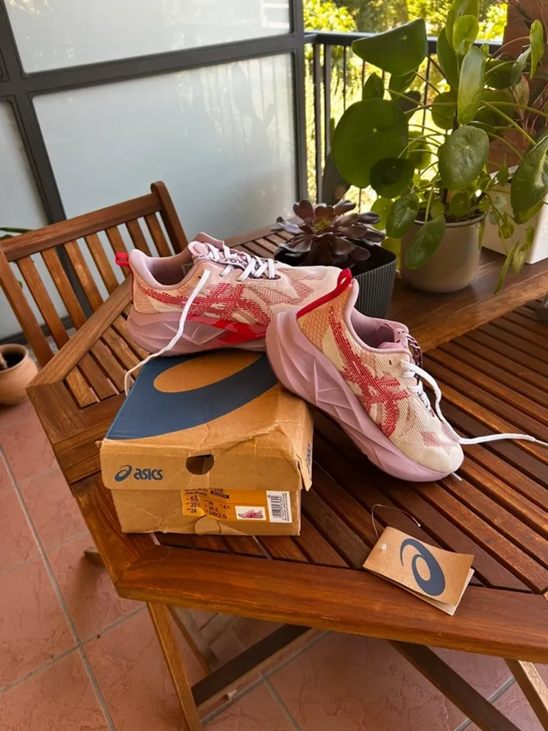 Tweedehands Asics Novablast 5 bike — afbeelding 4 van 9