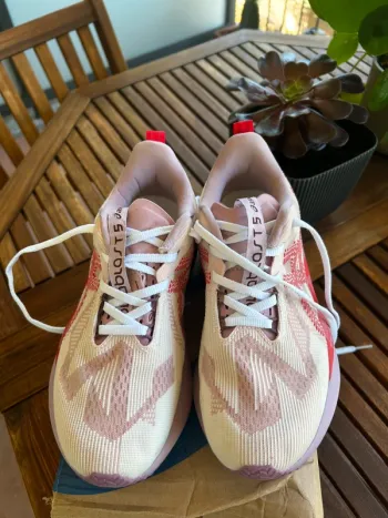 Tweedehands Asics Novablast 5 bike — afbeelding 2 van 9