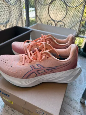 Used Asics Novablast 4 bike — image 2 of 10