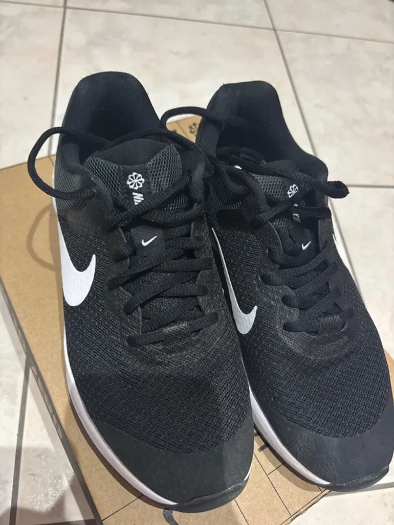 Used Nike sports shoes bike — image 4 of 4