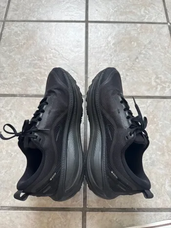 Used Nike Vomero 18 GTX bike — image 2 of 4