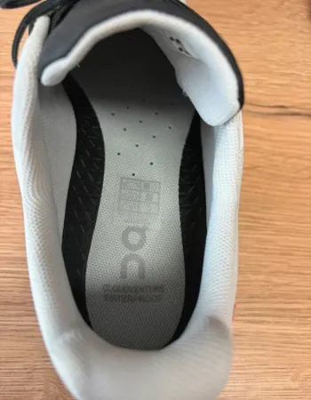 On Running Cloud Waterproof bike usato — immagine 8 di 11
