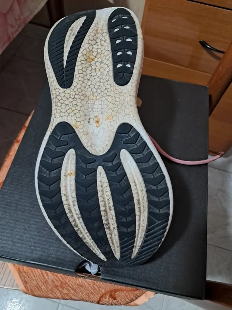 Used Saucony Running Shoes Size 40 bike — image 4 of 7