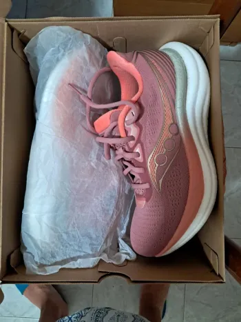 Used Saucony Running Shoes Size 40 bike — image 3 of 7