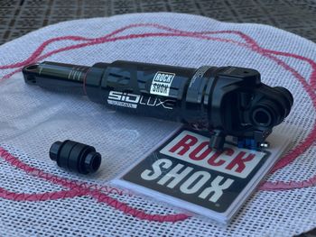 Brugt RockShox SIDLuxe Ultimate 210x50 Remote RLR Rear Shock 2025 bike