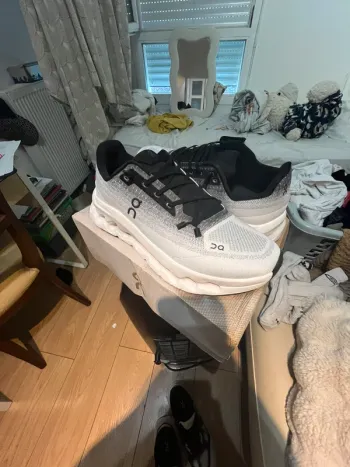 Tweedehands On Running Shoes bike