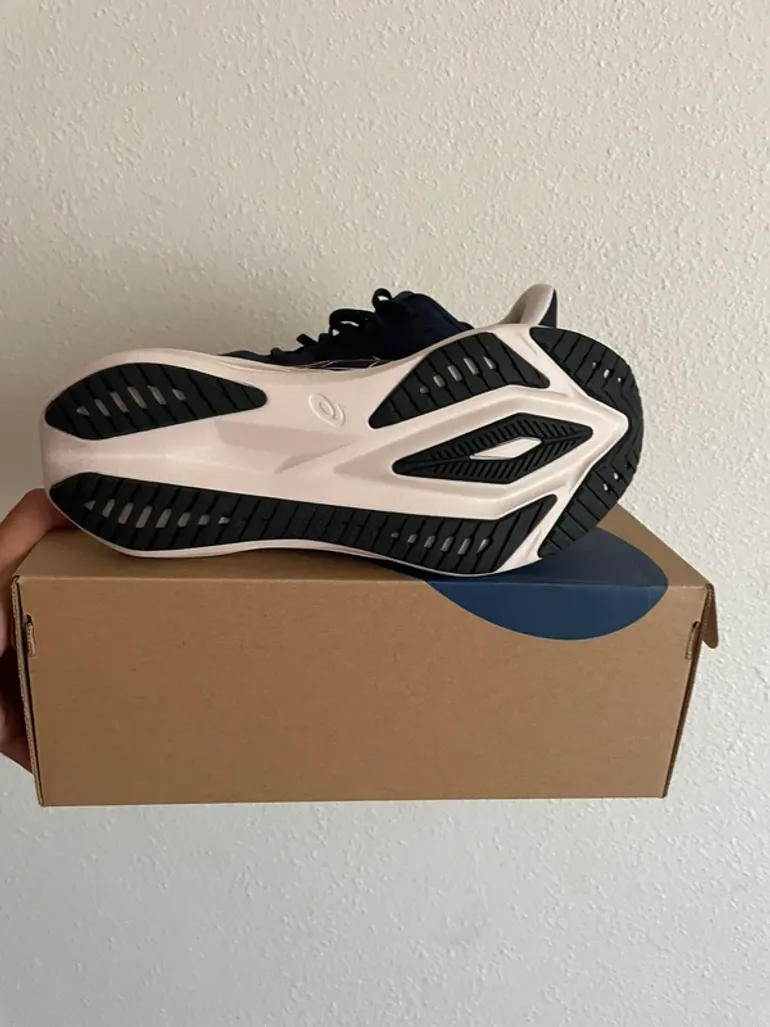 Used Asics Versablast 4 bike — image 3 of 8