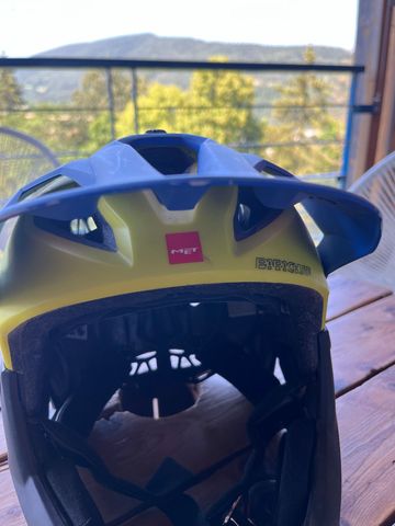 Używany MET Parachute Full-Face Helmet bike — zdjęcie 2 z 5