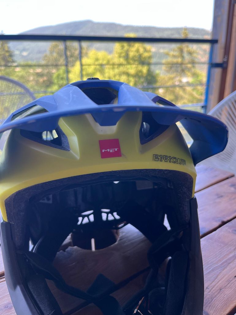 Brugt MET Parachute Full-Face Helmet bike — billede 2 af 5
