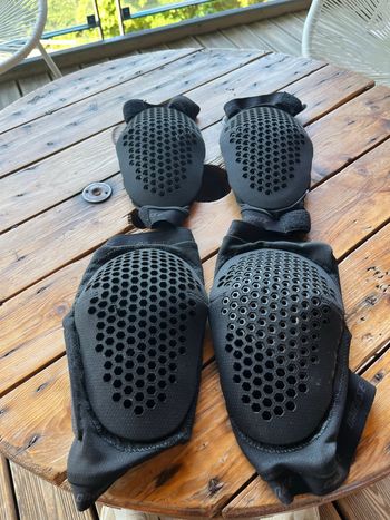 dainese Elbow and Knee Pads bike usato
