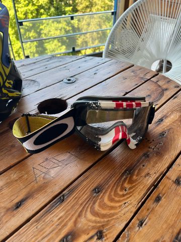 Used Oakley MTB Goggles bike — image 2 of 3