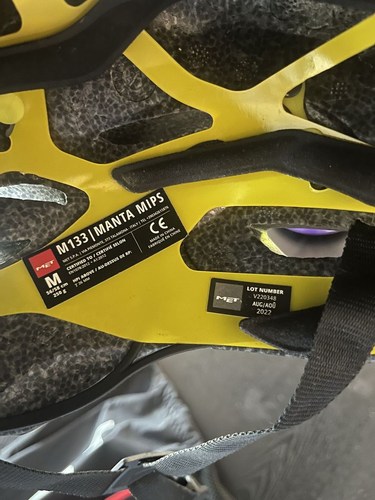 Brugt MET Manta MIPS Helmet 2024 bike — billede 8 af 8