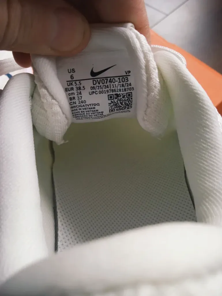 Used Nike Running Shoes bike — image 4 of 5
