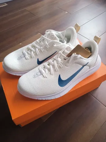 Used Nike Running Shoes bike — image 2 of 5
