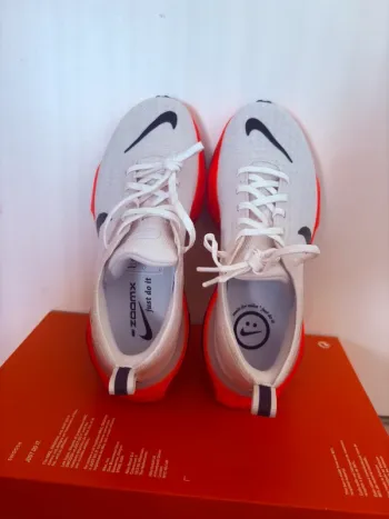 Used Nike ZoomX Invincible Run FK3 bike — image 6 of 11