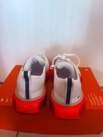 Used Nike ZoomX Invincible Run FK3 bike — image 5 of 11
