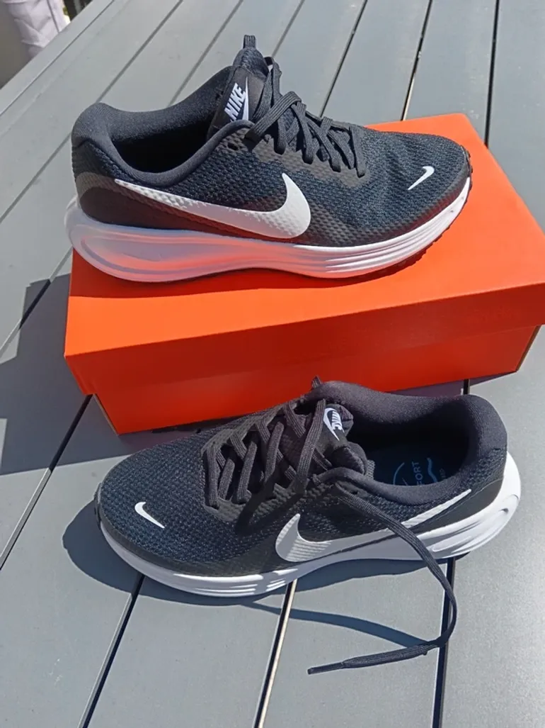 Used Nike running shoes bike — image 2 of 3