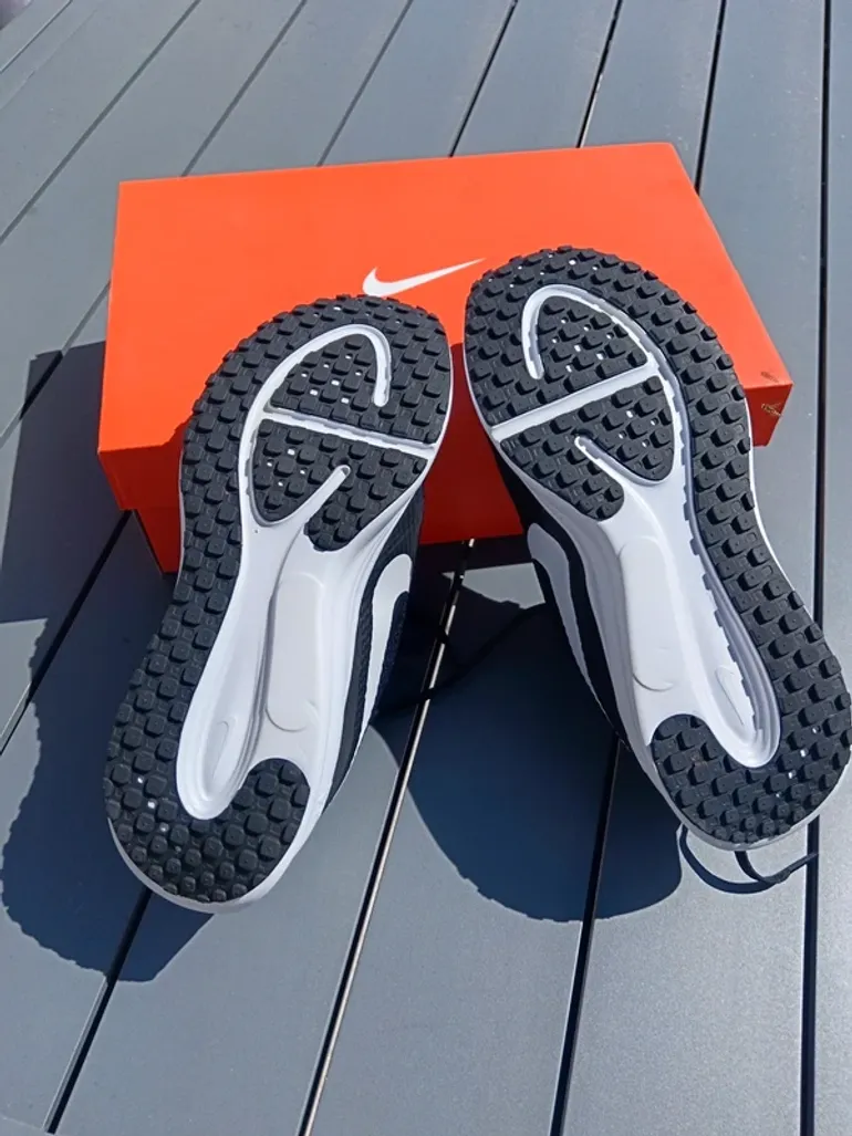 Used Nike running shoes bike — image 3 of 3