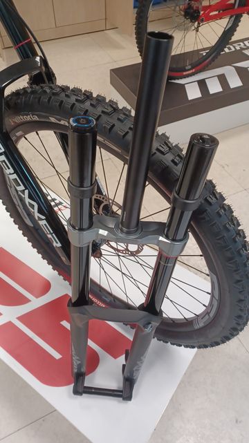 Brugt RockShox BoXXer Select 200mm 46 Offset 2022 bike — billede 3 af 3